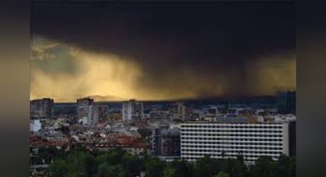 Халата от Запад удари Пловдив с градушка