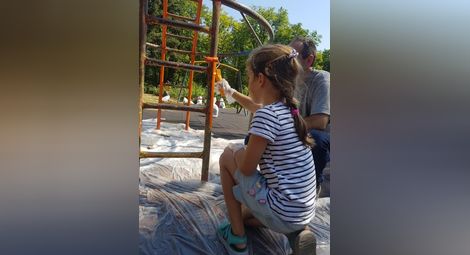 Доброволци почистиха и пребоядисаха занемарена детска площадка в парка