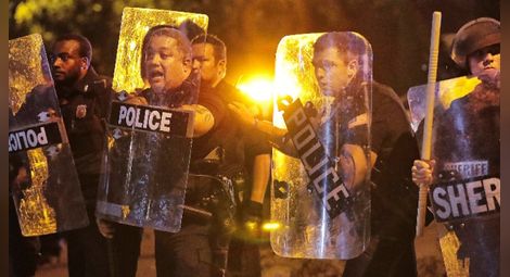 Сблъсъци в Уисконсин, след като бял полицай простреля афроамериканец