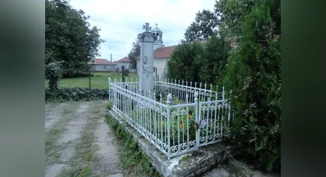 Гробът на войводата на двора на църквата.