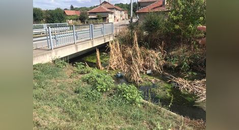 В Николово и Червена вода поискаха почистване и разширяване на коритата на каналите в селата. Снимка: Община Русе