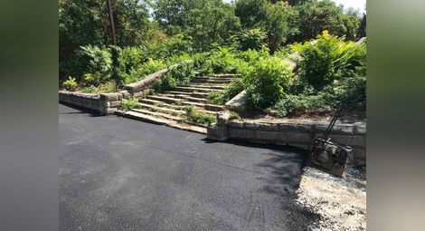 Нов асфалт по алея „Роза“ води  до стълбите на Музея на транспорта