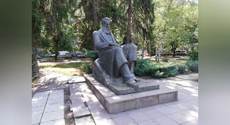 Паметник на автора на „Отечество любезно“ останал анонимен в Парка на младежта