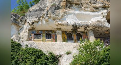 Исихастът Йоаким изсякъл пещера, която превърнал в скален храм
