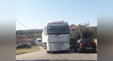 Пътят през Николово бе изключително натоварен заради отбитото движение през селото. 		           Снимка: „Утро“
