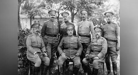 Генералът като Командир на 4-та пехотна Преславска дивизия, седнал в средата, 1916 г.