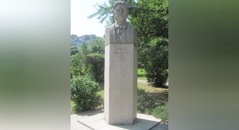 Паметникът на Левски в двора на СУ В. Левски.