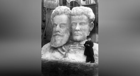 Първият паметник на Левски в Русе - изработен от лед, скулптор Денчо Ножаров.