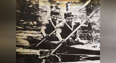 Тодор Бонев /първия отляво надясно/ в екипаж с Бончо.