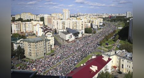 Над 100 000 на митинг в Минск, полицията арестува безразборно и брутално