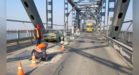 Кметът: АПИ или да дава част от  таксите, или да ремонтира Дунав мост