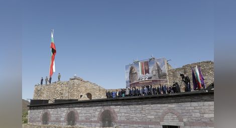 С военен ритуал издигнаха българския флаг на крепостта “Царевец”