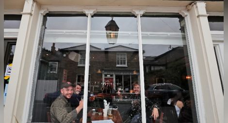 Ресторантите и баровете в Англия ще затварят по-рано