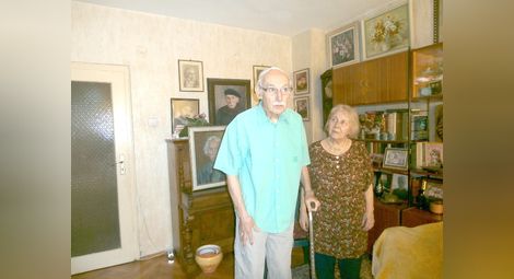 Бегония Спасова със съпруга си цигуларя Петър Спасов, зад когото се вижда рисувания от нея негов портрет с барета.