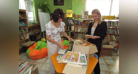 Нели Кирилова /вдясно/ обсъжда дарението с Кармен Димитрова.   					 Снимка: Русе Медиа