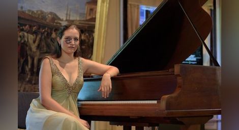 Младата Мария-Десислава Стойчева  свири Бетовен в „Есенна привечер“