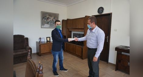 Кметът Милков дари книги  за читалището в Глоджево
