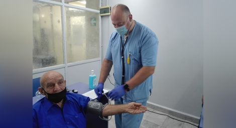 Инвазивният хирург д-р Иво Белколев извърши безплатни профилактични прегледи на 30 русенци във вчерашния Световен ден на сърцето.                                                             Снимка: Авторът