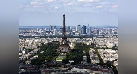 Изтребител предизвика паника в Париж