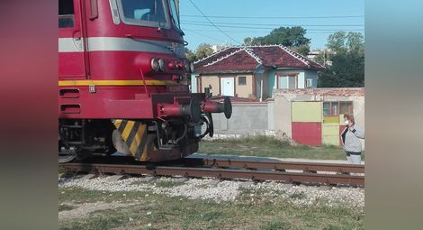Пътнически влак мина покрай жена, която се канеше да пресече релсите над Автогара юг, където хора постоянно минават, за да стигнат по-бързо до жилищата край бул.“България“.