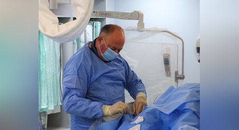Инвазивният хирург д-р Иво Белколев прави сърдечна операция на пациент в кардиологията на болница “Канев”.                                                                                                                   Снимки:Авторът