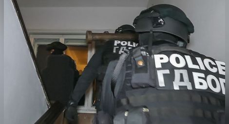 Спецакция срещу престъпна група за рекет и измами в София, над 20 задържани