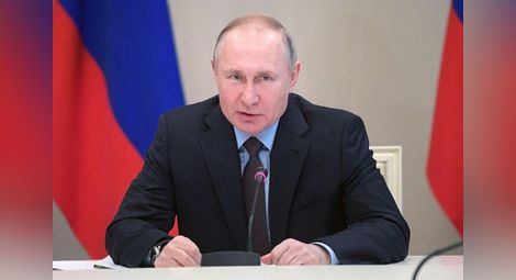 NZZ разбули тайната защо Путин не носи маска и се ръкува, но не се разболява от К-19