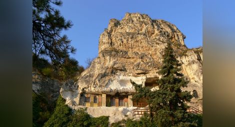 Изложби, молебени и филм прославят 800-летния скален манастир в Иваново
