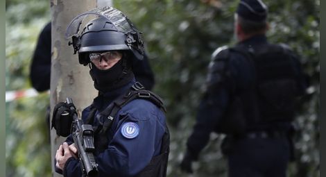 Опит за щурм на полицейски участък в парижко предградие