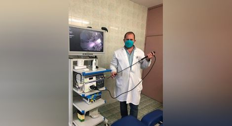Д-р Николай Евгениев показва модерния видеобронхоскоп.  Снимка: КОЦ