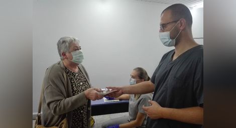 Д-р Стоян Генадиев дава медикамент за ставите на пациентка, при която прегледът не установи тромби в артериите й.  Снимка:Авторът