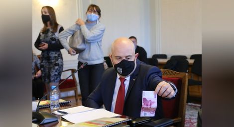 Замериха Гешев с 500-еврови банкноти в парламента