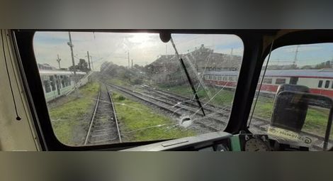 Машинист ранен от хвърлени по влак в движение камъни пред гара Пловдив
