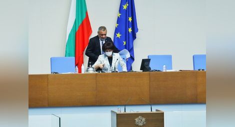 Цвета Караянчева остава председател на парламента