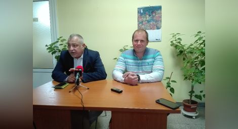 Управителят на КОЦ д-р Камен Кожухаров и д-р Николай Евгениев /вдясно/ говориха пред журналисти по случай вчерашния Международен ден за борба с рак на гърдата.  Снимка: Авторът