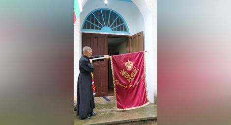 Селска църква първа развя  митрополитски флаг пред входа
