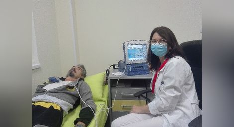 Д-р Надя Панчева проверява имплантиран пейсмейкър на пациент в кардиоболница “Медика Кор”.                                       Снимка:Авторът