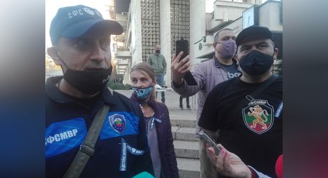 Иван Димитров /вляво/ Димка Банчева и Венелин Шопов обясниха каква е целта на протеста на служителите в МВР.  Снимки: Авторът