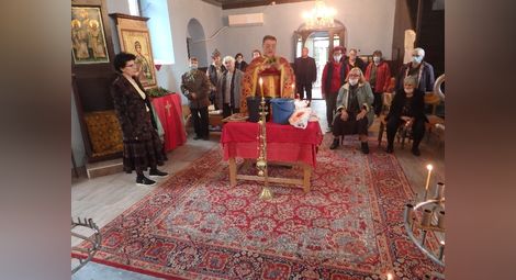 Молебен за здраве отслужиха за Димитровден в Новград