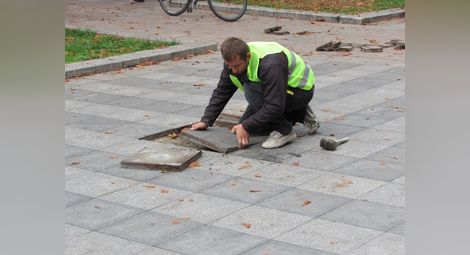 Започна традиционният есенен ремонт на плочките по площада