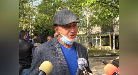 Пламен Нунев отговори на въпросите на журналисти по повод думите на Цветан Цветанов в Русе.                Снимка: Русе Медиа