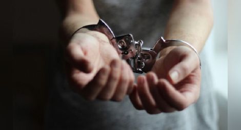 Рецидивист със седем присъди остава в ареста за грабеж