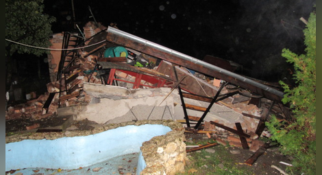Взрив разруши триетажна къща в Русе