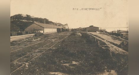 Снимка от коловозите на гара Пристанище - в дъното се вижда малката колона.