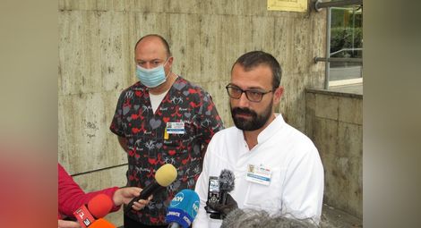 Хората са наплашени за идват в болницата, но лечението им не може и не трябва да спира, казват д-р Белколев и д- Генадиев. Снимка: Русе Медиа