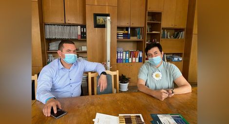 Пенчо Милков и д-р Дачева по време на разговора за откриване на нощен стоматологичен кабинет в Русе.  Снимка: Община Русе