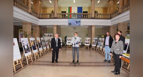 Открита беше постерна изложба „75 години Русенски университет“ в централното фоайе на Ректората.                     Снимка: РУ 