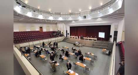 Заради пандемията Общинския съвет за първи път заседава в Канев център, където има достатъчно място, за да се спазва безопасна дистанция между съветниците.