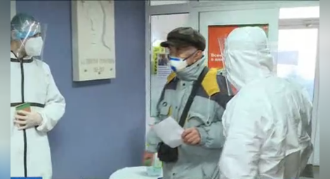 Доброволци на входа на болницата посрещат и помагат на пациентите.                                                          Снимки: Стоп кадри БНТ