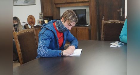 Пламен Атанасов се подписа в книгата за гости.                    Снимка: Община Русе